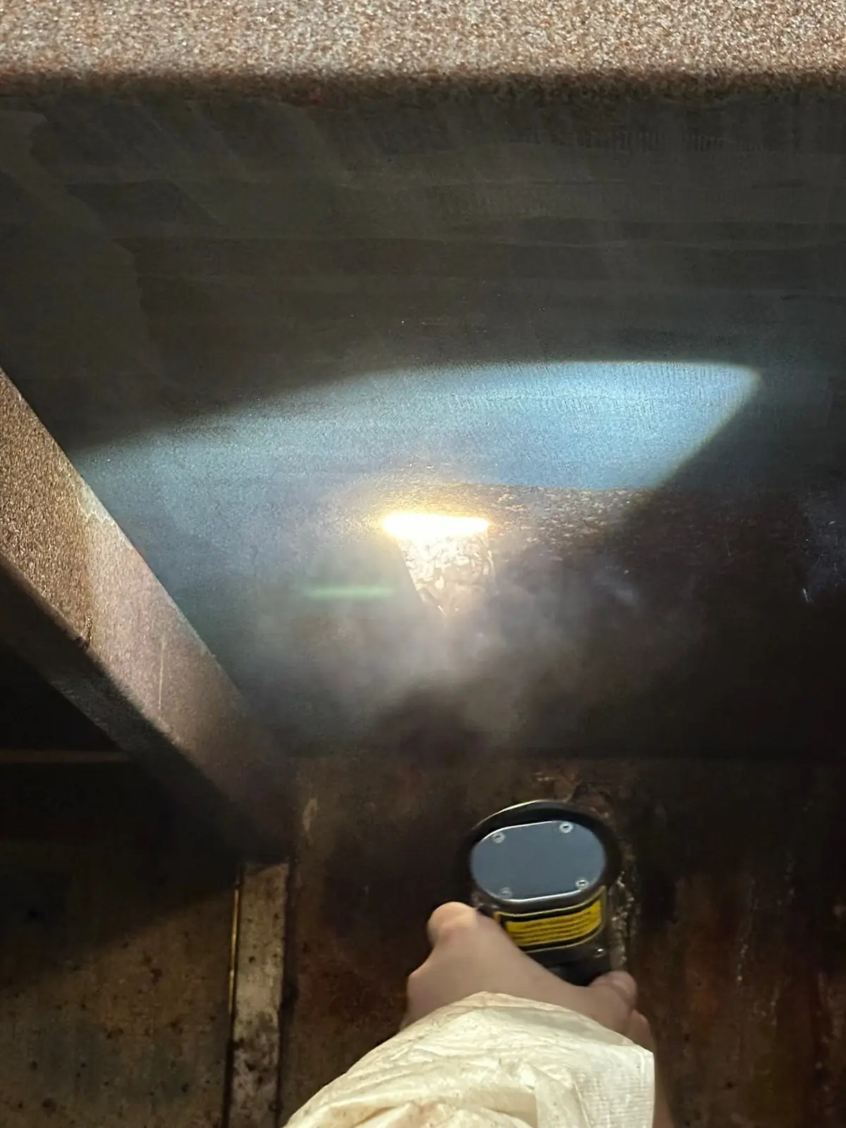 Takan laserpuhdistus käynnissä